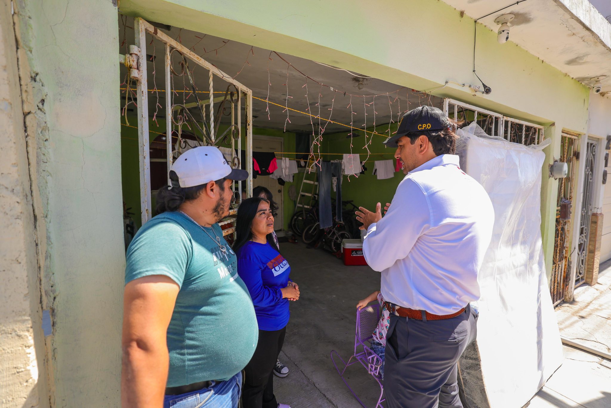 El alcalde Carlos Peña Ortiz recorrió la colonia Lomas del Villar para entregar colchones, despensas y refrigeradores a familias afectadas, como parte del fondo municipal
