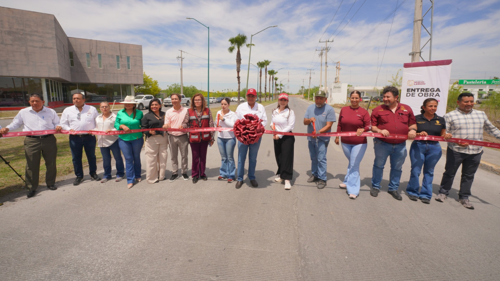 La presidenta municipal Carmen Lilia Canturosas Villarreal entregó la segunda etapa de la repavimentación hidráulica en el Bulevar Municipio Libre, beneficiando a más de 18,000 personas