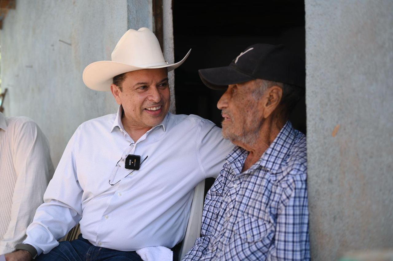 El Presidente Municipal Eduardo Gattás Báez entregó un cuarto dormitorio a un adulto mayor en el ejido La Presa, como parte del compromiso de mejorar la calidad de vida de familias vulnerables